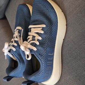 NOBULL SNEAKERS SIZE 5.5